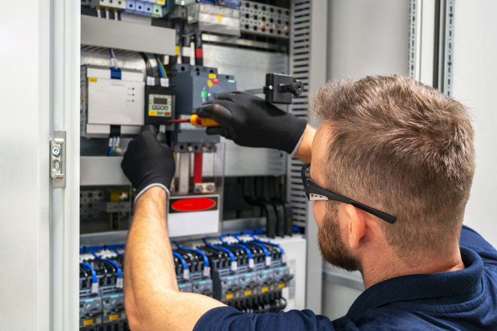 Elektricien aan het werk in een verdeelkast
